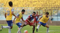 Meski hanya diperkuat satu pemain cadangan, Barito U-21 (kuning) berhasil mempermalukan Arema U-21 di Malang, Sabtu (10/9/2016). (Bola.com/Iwan Setiawan)