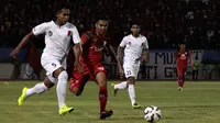 Pemain Persis Solo, Dimas Galih berebut bola dengan pemain PPSM Magelang, Imam Sahid (kiri) pada laga perdana grup C Piala Kemerdekaan di Solo, Jateng, Sabtu (15/8/2015). Persis takluk 2-3 dari PPSM. (Bola.com/Vincensius Sarwono)