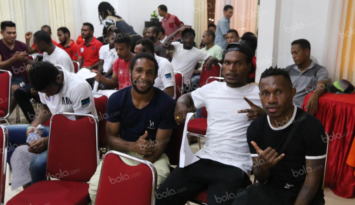 Suasana santai penuh kekeluargaan melingkupi anggota tim Persipura Jayapura setelah ibadah bersama di Hotel Yasmin, Jayapura, Kamis (28/4/2016). (Bola.com/Nicklas Hanoatubun)