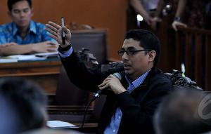 Zainal Arifin Mochtar saat menjadi saksi di praperadilan Budi Gunawan. Zainal Arifin Mochtar dihadirkan menjadi saksi ahli oleh kuasa hukum KPK, Pengadilan Negeri Jakarta Selatan, Jumat (13/2/2015). (Liputan6.com/Johan Tallo)