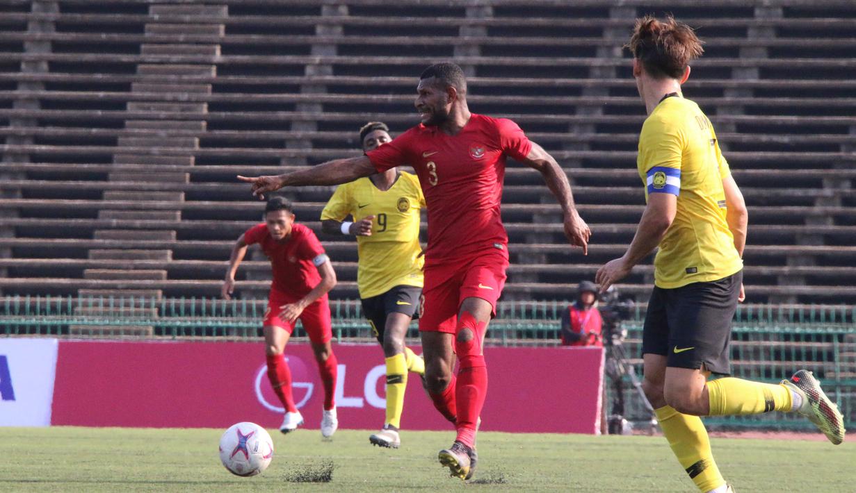 Striker Timnas Indonesia U-22, Marinus Wanewar, menggiring bola saat melawan Malaysia U-22 pada laga Piala AFF U-22 2019 di Stadion National Olympic, Phnom Penh, Selasa (20/2). Kedua negara bermain imbang 2-2. (Bola.com/Zulfirdaus Harahap)
