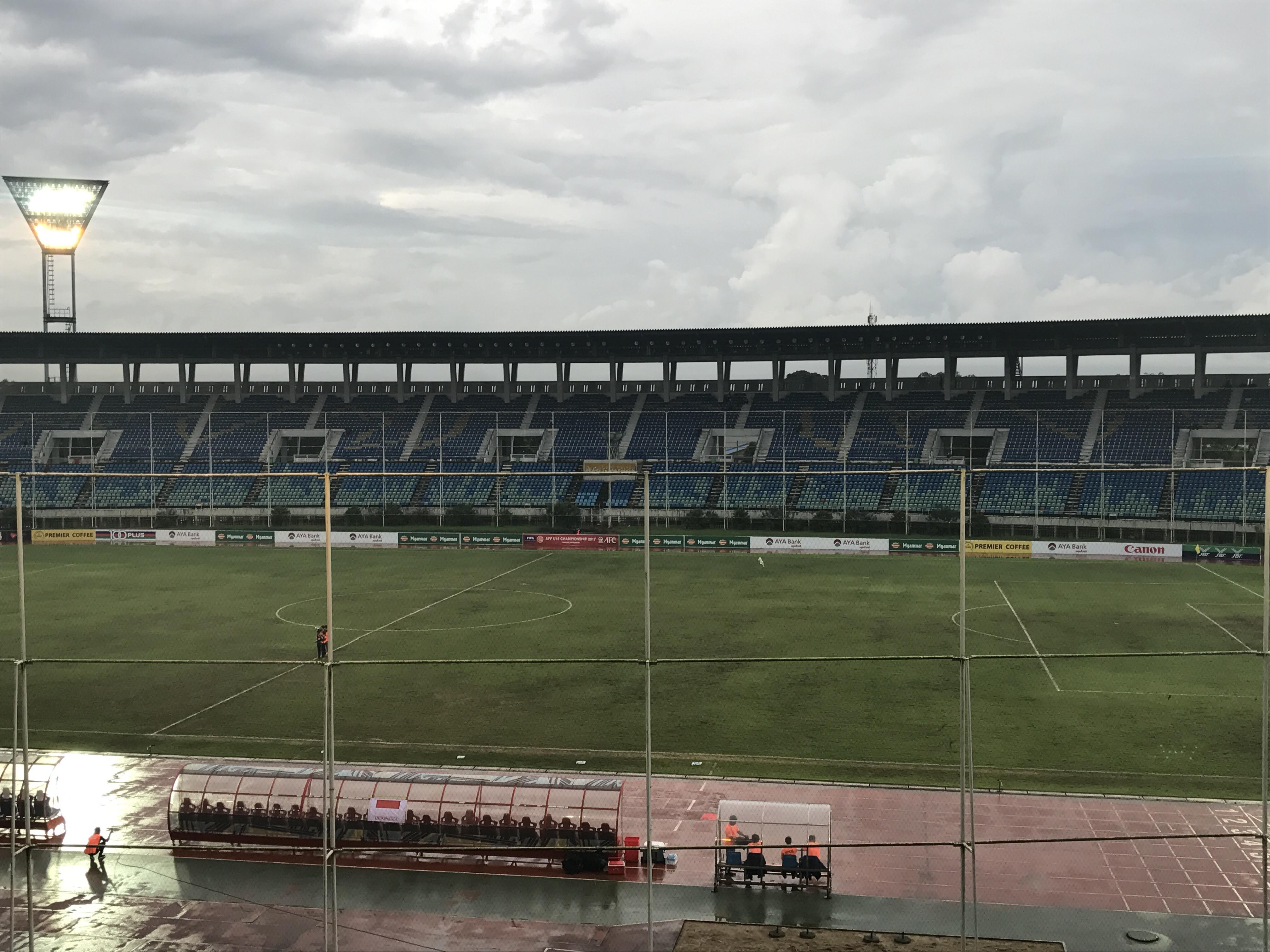 Tribune Stadion Thuwunna melompong saat laga Filipina vs Indonesia, Kamis (7/9/2017). Penonton bisa dihitung dengan jari. (Bola.com/Aning Jati)