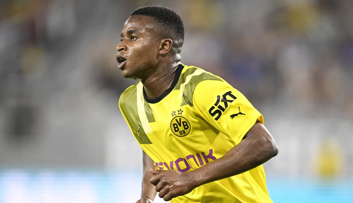 Borussia Dortmund tak pernah kehabisan stok striker muda. Setelah Erling Haaland pergi, mereka sekarang memiliki Youssoufa Moukoko. Pemain berusia 18 tahun itu mendapat bayaran 49,200 pounds per pekannya. (Denis Poroy/Getty Images/AFP)