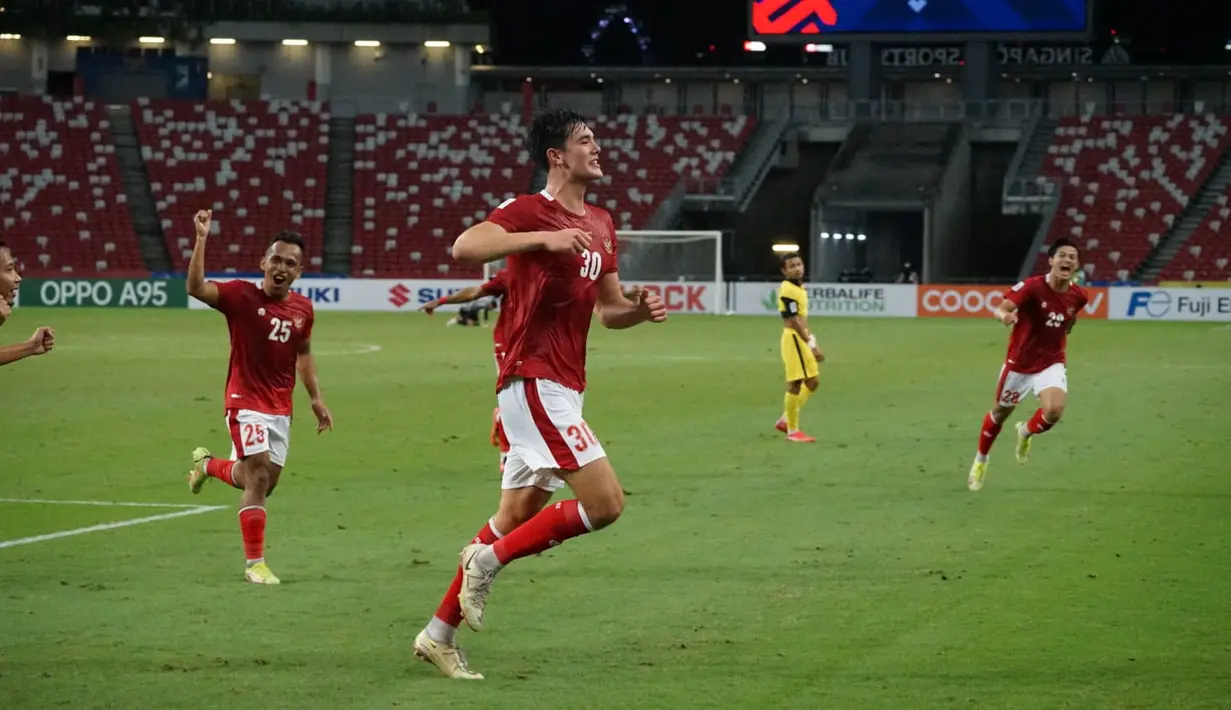 Bek Timnas Indonesia, Elkan Baggott berselebrasi usai mencetak gol ke gawang timnas Malaysia pada laga Grup B Piala AFF 2020 di Stadion Nasional Singapura, Minggu (19/12/2021). timnas Indonesia menaklukkan Malaysia 4-1. (Foto:Dok PSSI)