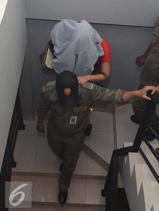  Petugas Satpol PP saat mengamankan terapis yang berada didalam ruko, Tangerang, Selasa (23/2). Sebanyak 6 tempat Spa and Massage disegel Pemerintah Kota tangerang karena tidak mengantongi ijin operasi. (Liputan6.com/Faisal R Syam)