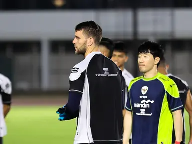 Timnas Indonesia menggelar sesi latihan di Stadion Madya, Senayan, Jakarta, Minggu (8/9/2024) jelang menjamu Australia pada matchday kedua Grup C putaran ketiga kualifikasi Piala Dunia 2026 zona Asia yang akan berlangsung selasa, 10 September 2024. Sesi latihan yang dipimpin langusng pelatih kepala Shin Tae-yong dan dijaga ketat pihak keamanan diikuti oleh seluruh anggota skuad Garuda, termasuk Maarten Paes, kiper yang tampil gemilang saat menahan imbang 1-1 Arab Saudi. (Bola.com/Abdul Aziz)