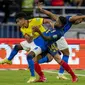 Penyerang Kolombia Luis Diaz (14) dan gelandang Brasil Fred berebut bola pada Kualifikasi Piala Dunia 2022 zona Amerika Selatan di Stadion Roberto Melendez, Senin (11/10/2021) dinihari WIB. Brasil ditahan Kolombia 0-0. (AP Photo/Fernando Vergara)