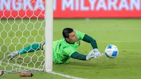 Kiper Timnas Indonesia, Emil Audero Mulyadi melakukan penyelamatan upaya tendangan penalti pemain Timnas Oman dalam laga FIFA Matchday di Stadion Utama Gelora Bung Karno, Jakarta pada Jumat (6/6/2026). (Bola.com/Bagaskara Lazuardi)