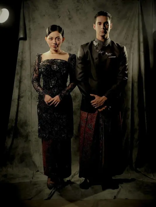 Rachel Vennya tampil anggun dalam balutan kebaya hitam  dan kain sebagai bawahan.