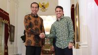 Presiden Joko Widodo berjabat tangan dengan pemain timnas U-19 Egy Maulana Vikri di Istana Merdeka, Jumat (23/3). Egy Maulana menjadi sorotan setelah tampil memukau bersama Timnas U-19 lalu dipinang klub Polandia Lechia Gdansk. (Liputan6.com/Angga Yuniar)