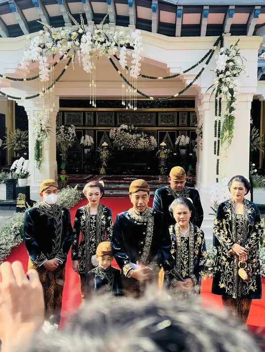 Presiden Jokowi senang bisa menggelar acara pernikahan Kaesang-Erina dengan adat yang kuat. Ini menjadi salah satu caranya menjaga kelestarian budaya khas Indonesia. [Credit Foto: Biro Setneg]