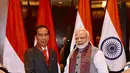 Presiden Jokowi dan PM India Narendra Modi berjabat tangan seusai pertemuan bilateral dengan PM India Narendra Modi di New Delhi, Kamis (25/1). Pertemuan didampingi menteri masing-masing itu berlangsung tertutup. (Liputan6.com/Pool/Biro Pers Setpres)