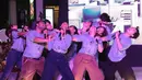 Aksi para pemain dan kreator Home Sweet Loan The Musical tampil luwes dan menghibur saat membawakan POPSICAL: Mini Pop Up Show di Taman Literasi Martha Tiahahu, Jakarta. (KLY/Budy Santoso)