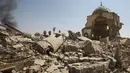Kondisi masjid Agung al-Nuri yang hancur akibat peperangan antara pasukan pemerintah Irak dan kelompok militan ISIS, di Kota Tua Mosul, 30 Juni 2017. Masjid yang dibangun abad ke-12 itu rata dengan tanah usai diledakkan kelompok ISIS (AHMAD AL-RUBAYE/AFP)