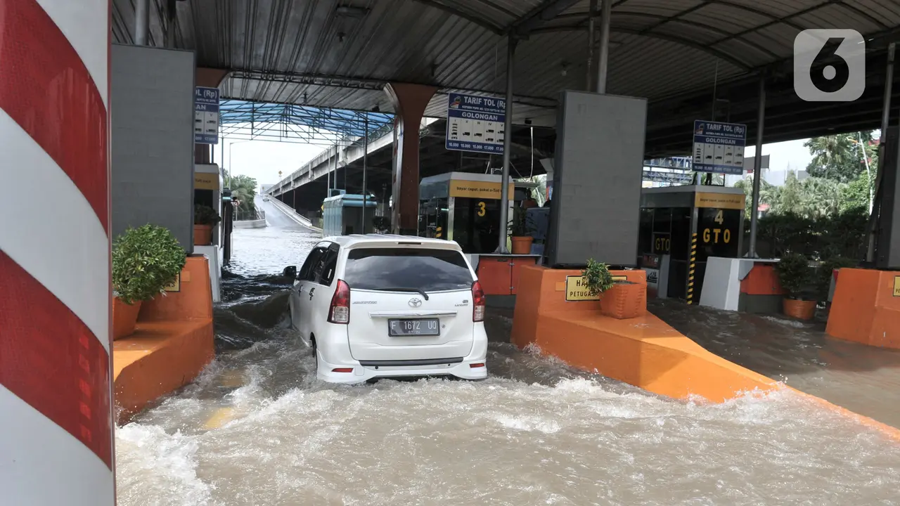Terendam Banjir, Begini Penembakan Gerbang Tol Cempaka Putih