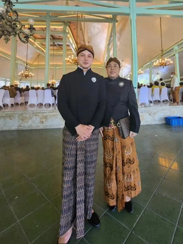 10 Potret Nicholas Saputra Menghadiri Mangkunegara X Bak Mas-Mas Jawa Ini Curi Perhatian