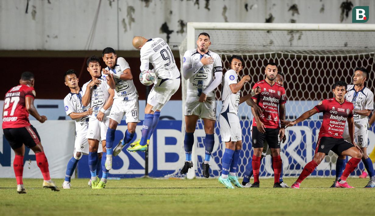 Bali United tampil dominan dengan 58 persen penguasaan bola. Klub berjulukan Serdadu Tridatu itu juga melepaskan empat tembakan akurat ke gawang PSIS, namun tak ada yang menjadi gol. (Bola.com/Bagaskara Lazuardi)