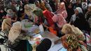 Para ibu mengurus pembuatan Kartu Identitas Anak (KIA) yang digelar Disdukcapik Kota Depok di Kantor Kecamatan Cinere, Depok, Jawa barat, Rabu (2/10/2019). Ratusan emak-emak menyerbu pelayanan gratis ini sebagai syarat administrasi anak masuk tahun ajaran baru. (merdeka.com/Arie Basuki)