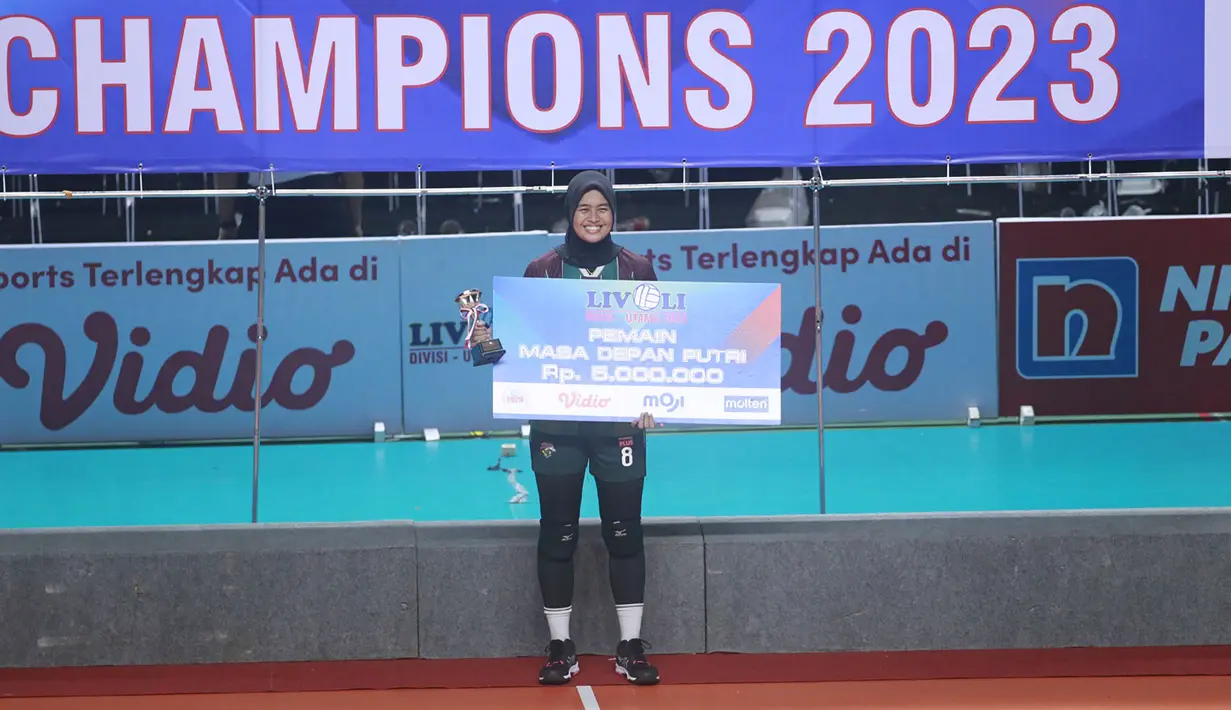 Pemain Tim Voli Putri Petrokimia Gresik Pupuk Indonesia, Putri Nur Hidayati Agustin menerima penghargaan sebagai Pemain Masa Depan Livoli Divisi Utama 2023 dengan menerima piala dan hadiah uang pembinaan sebesar Rp 5 juta usai laga grand final Livoli Divisi Utama 2023 menghadapi TNI AU di di GOR Joyoboyo, Kediri, Sabtu (9/12/2023) malam WIB. Petrokimia Gresik Pupuk Indonesia menang 3-0 (25-21, 25-23, 25-16). (PBVSI)