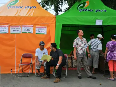 PD Pasar Jaya menggelar operasi pasar murah di 20 titik pasar pada bulan Ramadan di wilayah Jakarta, Kamis (9/6/2016). Operasi pasar sendiri digelar mulai 4 Juni hingga 17 Juli mendatang. (Liputan6.com/Yoppy Renato)