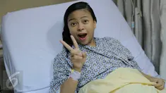 Vokalis Band Kotak Tantri Syalindri Ichlasari tampak ceria usai melahirkan di Rumah Sakit  YPK Mandiri, Jakarta, Minggu (24/4).Anak Tantri Kotak berjenis kelamin perempuan yang lahir pada sabtu (23/4) pukul 21.23 wib. (Liputan6.com/Gempur M Surya)