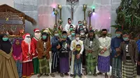 Gusdurian Majenang bersama dengan komunitas lainnya berkunjung ke Gereja St. Theresia Majenang untuk mengucapkan selamat Natal kepada jemaat. (Foto: Liputan6.com/Dok. Imam