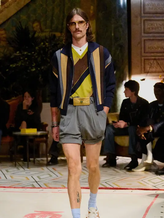 <p>Versace sajikan koleksi Spring/Summer yang apik bersama Onitsuka Tiger di Milan Fashion Week 2026 [Onitsuka Tiger]</p>