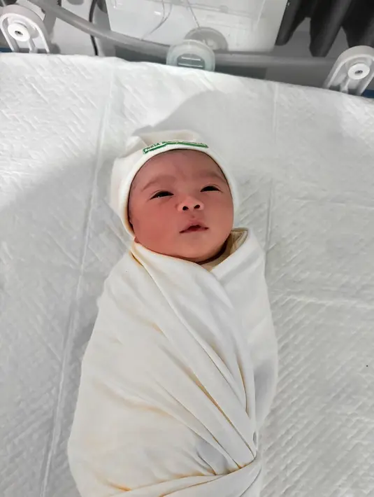 Potret Azura yang dibalut dengan kain putih dan topi yang menutup kepala. Banyak warganet yang memuji paras cantik Azura Humaira Nur Atta. [Instagram/attahalilintar]