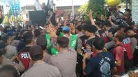 Puluhan masa driver online lakukan aksi unjuk rasa di depan Kantor Bupati Banyuwangi (Hermawan Arifianto/Liputan6.com)