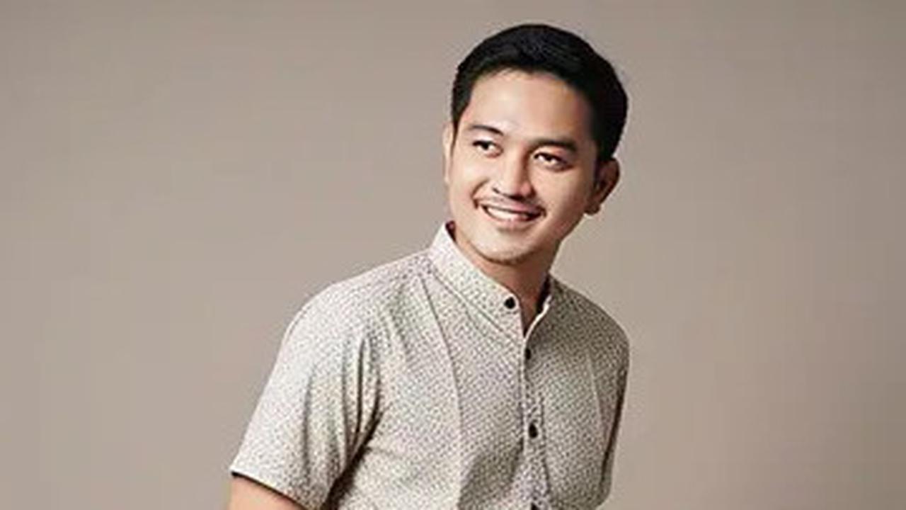 7 Inspirasi Model Kemeja Batik Lengan Pendek Pria Terbaru, Bikin Penampilan Tidak Membosankan di Berbagai Momen