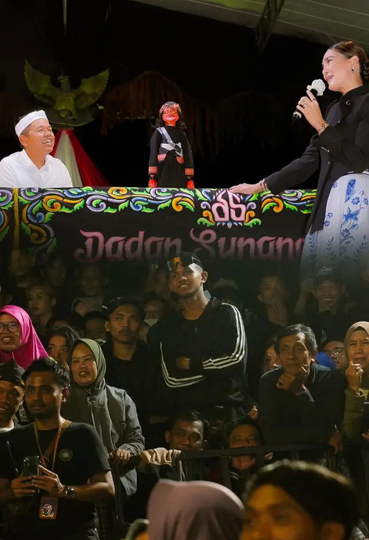 Foto Luna Maya Nonton Wayang di Hari Jadi Purwakarta, Tampil Memukau