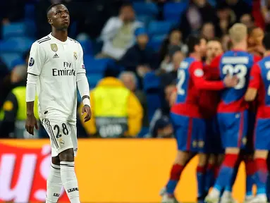 Penyerang Real Madrid, Vinicius Junior terlihat saat pemain  CSKA Moscow merayakan kemenangan mereka pada laga terakhir Grup G Liga Champions di Santiago Bernabeu, Rabu (12/12). Real Madrid secara mengejutkan dipecundangi CSKA Moscow 0-3. (AP/Paul White)