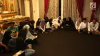 Suasana tahlilan hari pertama mendingan Julia Perez di kediamannya Perumahan Rafles Hills Cibubur, Jakarta, Sabtu (10/6). Sejumlah selebritis dan warga mengikuti tahlilan di hari pertama. (Liputan6.com/Herman Zakharia)