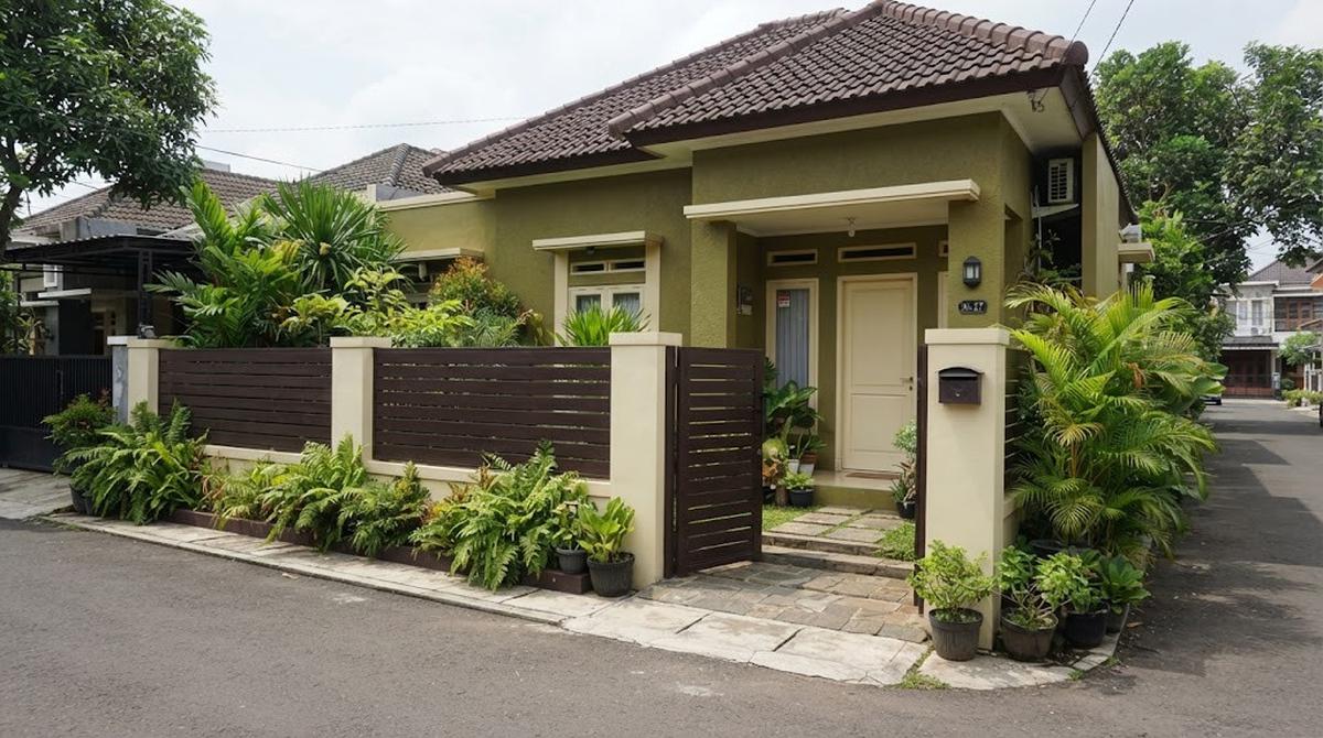 Kombinasi Warna Cat Pagar dan Dinding Rumah di Pinggir Jalan