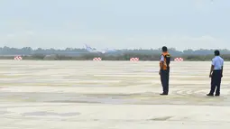 Pesawat Kepresidenan yang ditumpangi Presiden Joko Widodo mendarat di Bandara Internasional Jawa Barat (BIJB) Kertajati, Majalengka, Kamis (24/5). Pesawat kepresidenan resmi menjadi pesawat pertama yang mendarat bandara itu. (Liputan6.com/Pool/Setpres)