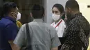 Erini Mutia Yufada (kedua kanan) di gedung KPK, Jakarta, Senin (25/10/2021). Erini diperiksa terkait dugaan suap pengadaan barang-jasa di Kab Musi Banyuasin TA 2021 yang menjerat suaminya, Bupati nonaktif Dodi Reza Alex Noerdin dan Kadis PUPR Herman Mayori. (Liputan6.com/Helmi Fithriansyah)