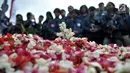 Mahasiswa Trisakti berziarah ke makam pejuang reformasi di TPU Tanah Kusir, Jakarta, Minggu (12/5/2019). Kegiatan itu untuk mengenang kembali empat mahasiswa Universitas Trisakti yang meninggal karena tertembak saat melakukan aksi memperjuangkan reformasi pada Mei 1998. (merdeka.com/Iqbal S Nugroho)