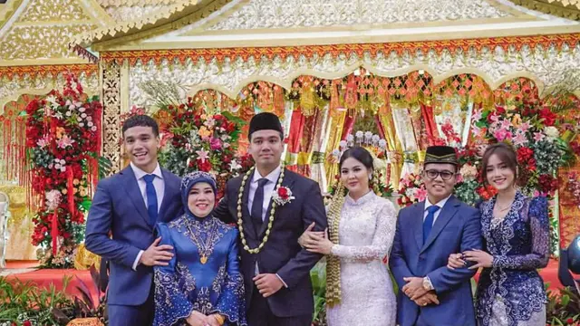 Fuji tampil menawan di pernikahan Frans Faisal. (credit: instagram.com/fuji_an)