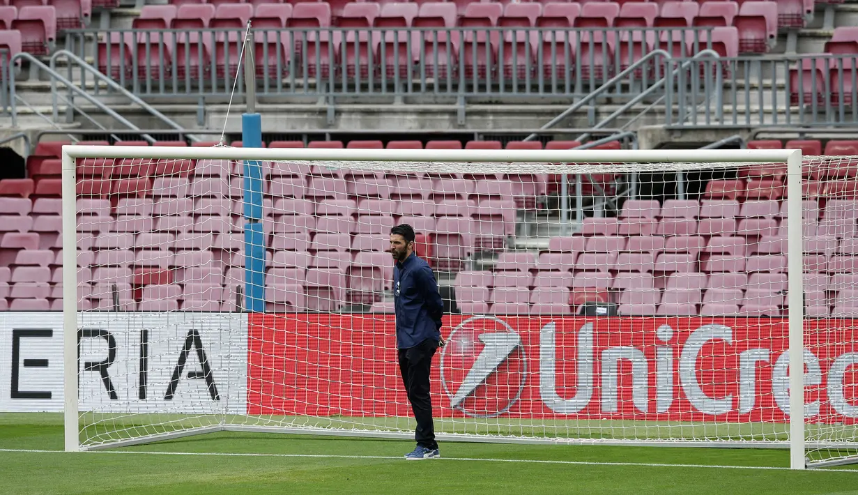 Kiper Juventus, Gianluigi Buffon memeriksa gawang di Stadion Nou Camp, Barcelona, Spanyol (18/4). Dalam pertemuan pertama di Juventus Stadium, Italia, Barcelona tumbang atas Juventus dengan skor 3-0. (AP Photo/Manu Fernandez)