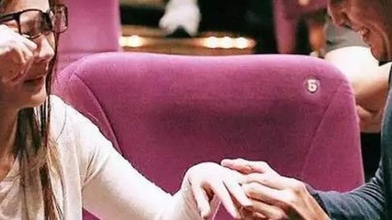 9 Potret Selebritis Melamar Di Tempat Unik, Berkesan Banget So Sweet!