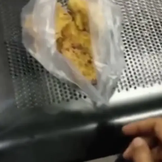 6 Potret Pengganti Meja Makan Ini Nyeleneh, Tetap Santai Nikmati Makanan
