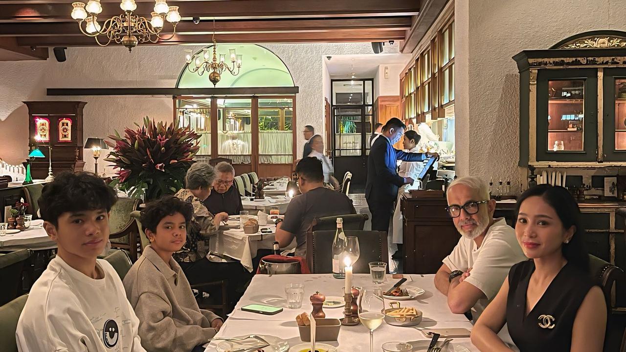 7 Potret Bunga Zainal Dinner Bareng Keluarga, Salfok 2 Anak Lelakinya Sudah Besar dan Ganteng Semua