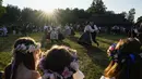 Orang-orang mengenakan pakaian tradisional menari selama perayaan Midsummer Day di Open Air Museum di Tallinn, Estonia, Jumat, 23 Juni 2023. (AP Photo/Pavel Golovkin)