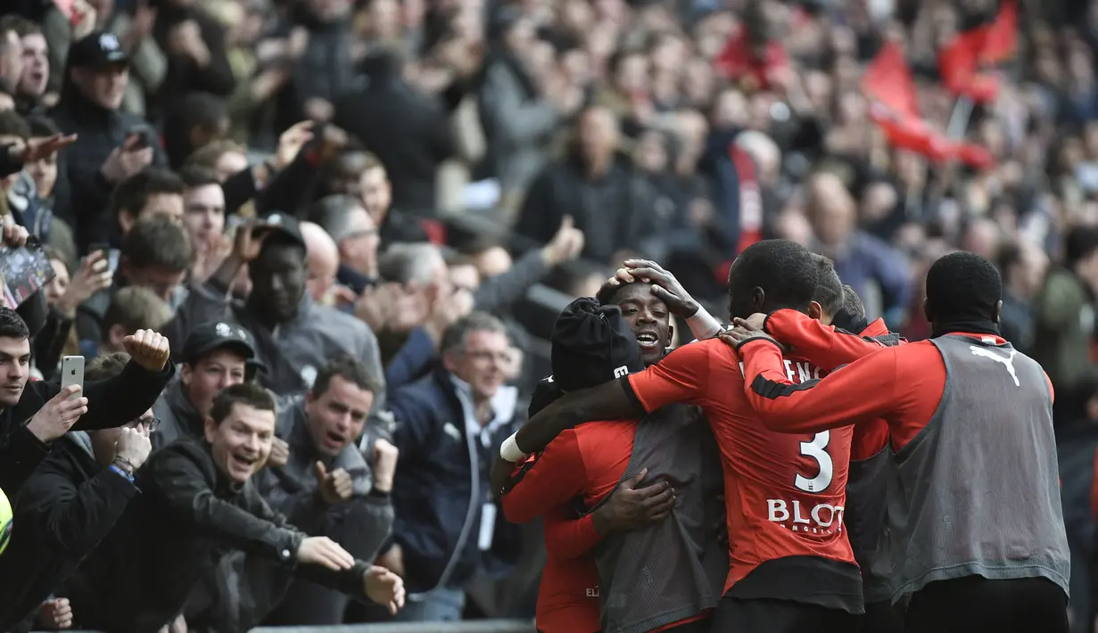 Yang terbaru, Ousmane Dembele sukses mengukir hattrick sekaligus membawa klubnya meraih kemenangan 4-1 saat bersua Nantes dalam laga pekan ke-29 Ligue 1 Prancis, 6 Maret 2016. (AFP/Damien Meyer)