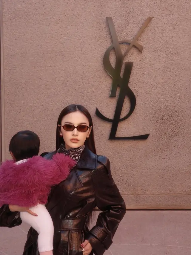 Mahalini Gendong Anak Saat Liburan ke Maroko pakai kacamata coklat. [@mahaliniraharja]