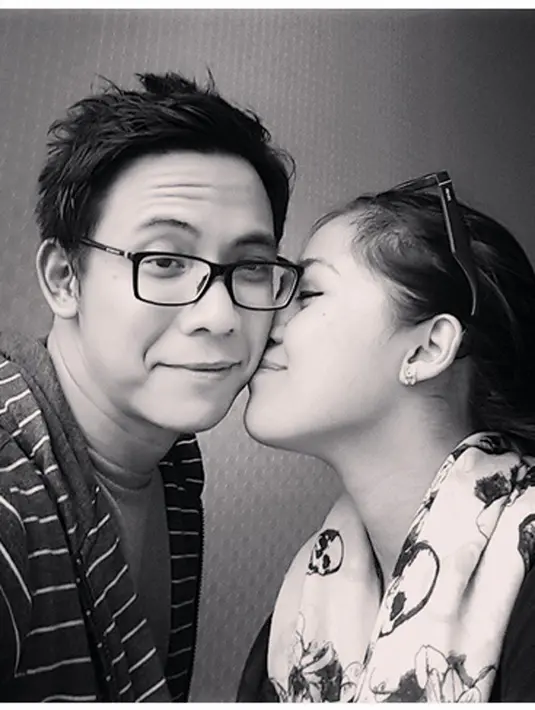 Kisah cinta keduanya berawal dari fans. Sebagai musisi, tentu banyak fans, terutama cewek, salah satunya Gracia Indri. Melalui temannya, Indra Bekti lantas Gracia Indri mendapatkan nomor telpon David. (Instagram/graciaz14)