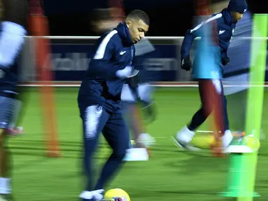 Penyerang Prancis Kylian Mbappe (tengah) menggocek bola saat sesi latihan jelang menghadapi Moldova dan Albania pada babak kualifikasi Grup H Piala Eropa 2020 di Clairefontaine-en-Yvelines, Prancis, Selasa (12/11/2019). (FRANCK FIFE/AFP)