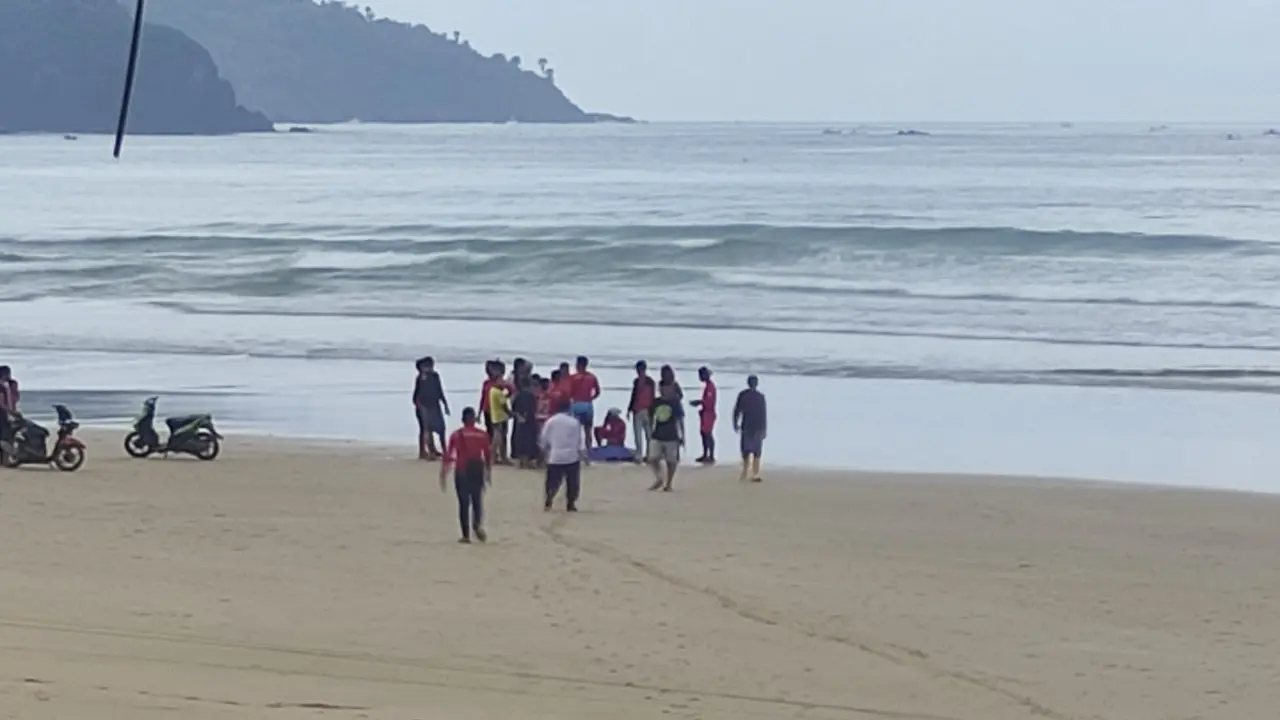 Petugas SAR gabungan mengevakuasi korban tenggelam di Pantai Pulau Merah ke Puskesmas Pesanggaran  (Istimewa)