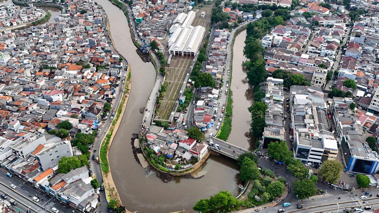 Normalisasi Kali Ciliwung Tersendat