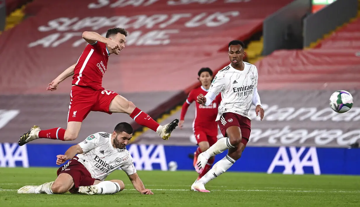 Pemain Liverpool Diogo Jota (kiri atas) melakukan tendangan ke gawang selama pertandingan putaran keempat Piala Liga antara Liverpool dan Arsenal di Anfield, Liverpool, Inggris, Kamis (1/10/2020). Arsenal mengalahkan Liverpool 5-4 dalam adu penalti. (Laurence Griffiths/Pool via AP)